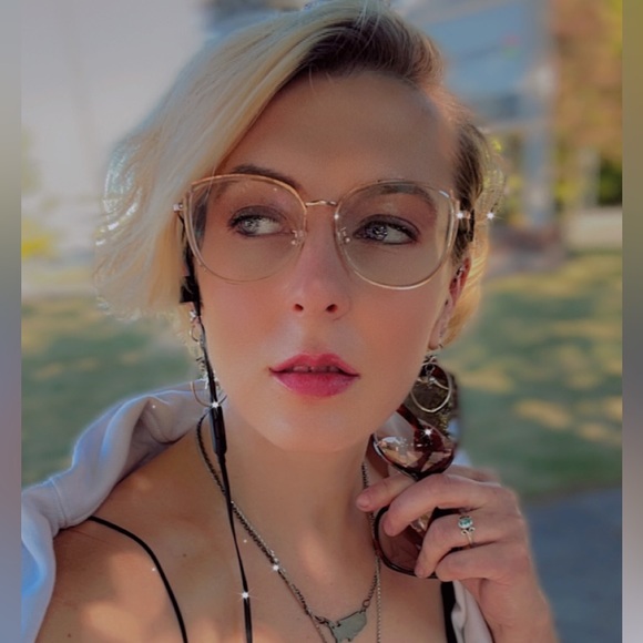 Meet your Posher: Krystaline Faithe 💖💫 - Picture 2 of 16